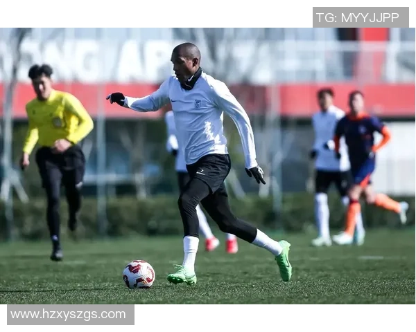 足球明星扎辫子凶引发热议球场风格与个人魅力的完美结合